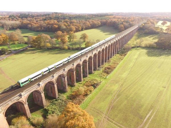 Tren sobre viaducto en Sussex